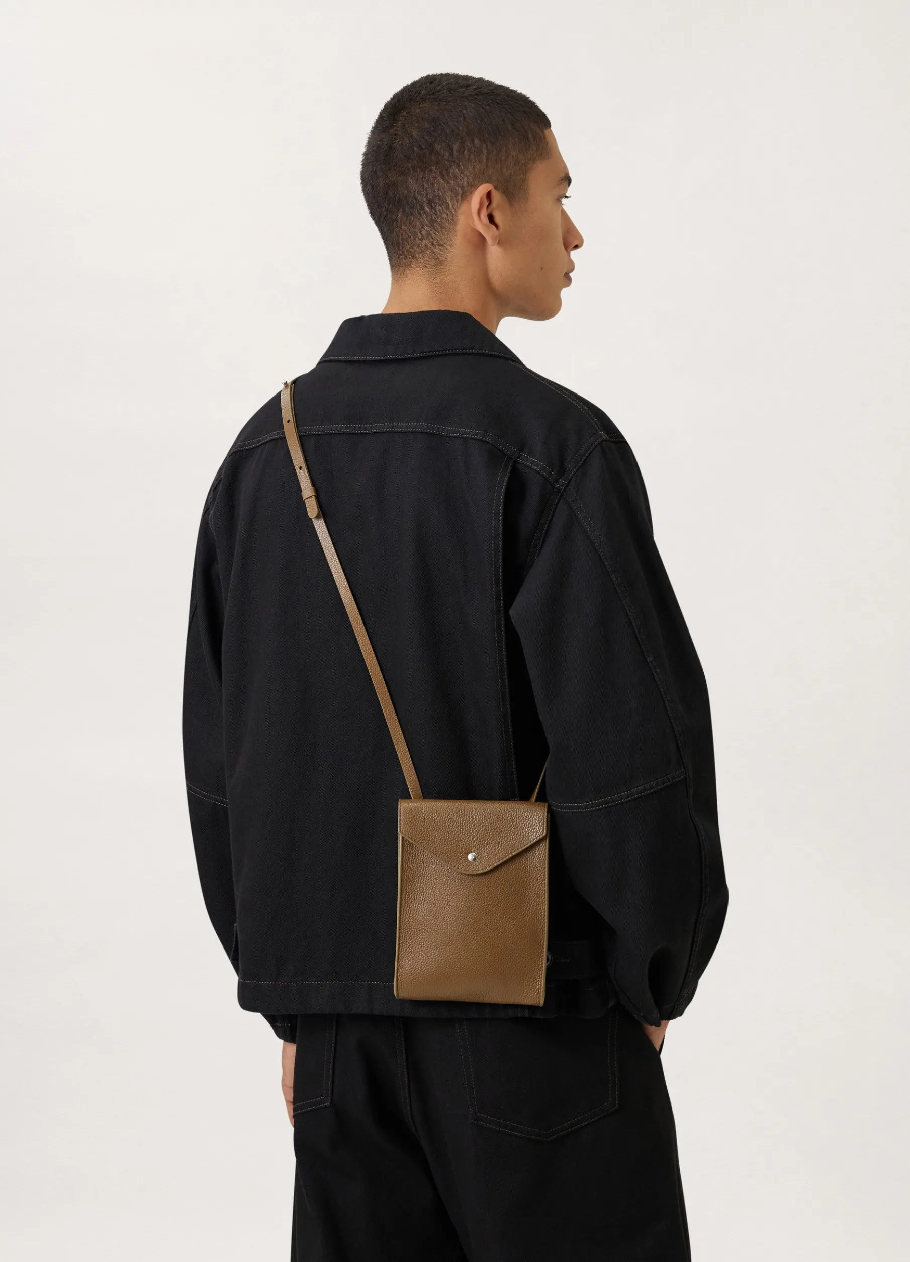 Enveloppe With Strap